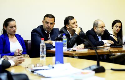 La “niñera” Gabriela Quintana (i) se vio obligada a devolver G. 106 millones a Itaipú por cobro indebido y regularizó la donación que le impusieron de G. 2 millones mensuales a la Cruz Roja.