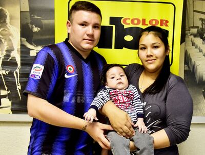 El bebé Matías Alexander con sus padres, Matías Romero y Silvana Recalde. El niño falleció en el Hospital Central del IPS.