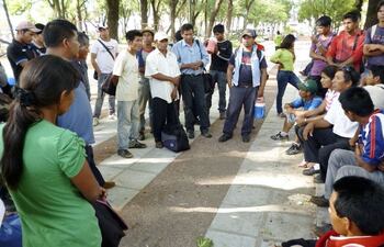 los-nativos-realizaron-una-asamblea-en-la-plaza-uruguaya-para-determinar-la-estrategia-para-recuperar-sus-tierras--200738000000-486847.jpg