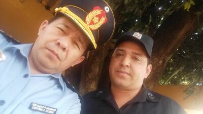 El suboficial 1º Héctor Rojas Barrios (d), al presentarse a su guardia esta mañana.