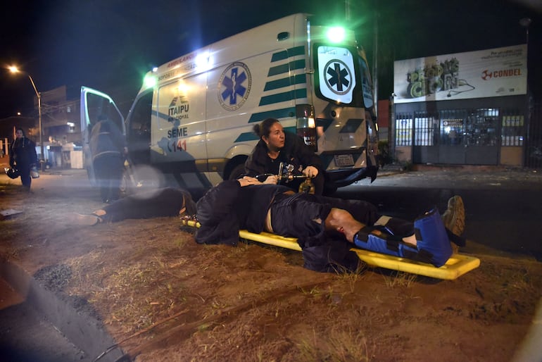 Accidente fatal de un travestido en la Avda Fdo. de la Mora a cuadras de la terminal de ómnibus  y accidente de paramédico y una pareja de motociclista en el mismo lugar del hecho.