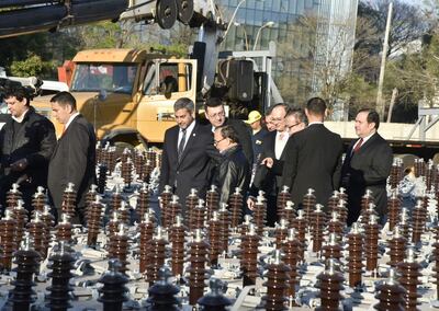 El presidente Mario Abdo Benítez y los directores de la Ande, Itaipú y Yacyretá, en la entrega de transformadores esta mañana.