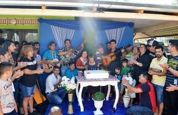 el-cumpleanos-fue-celebrado-con-una-serenata-ofrecida-por-los-allegados-de-la-agasajada--194422000000-1753670.jpg
