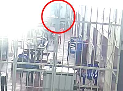 A las 3:33 solo se observó una silueta en el fondo del pabellón, aparentemente ya se habían fugado los demás reclusos.