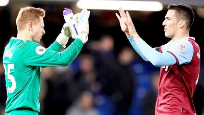 Fabián Cornelio Balbuena  saluda a Daniel Martin, quien debutó en la Premier League con 33 años y mantuvo su portería en cero nada menos que frente al Chelsea, en una gran actuación colectiva del West Ham, que se reencontró con el triunfo.