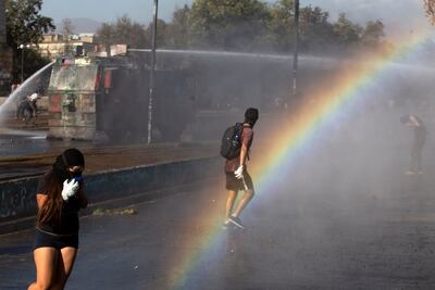 Un carro hidrante intenta dispersar a manifestantes durante una protesta el pasado viernes en Santiago, Chile.