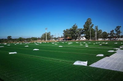 Así luce la cancha del estadio Héroes de Curupayty, que cuenta con empastado artificial.