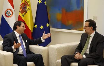 el-presidente-franco-i-conversa-con-su-colega-espanol-mariano-rajoy-durante-la-reunion-que-mantuvieron-ayer-al-mediodia-en-el-palacio-de-la-monclo-220215000000-535025.jpg