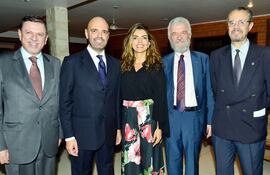 embajador-de-argentina-eduardo-a-zuain-embajador-de-italia-gabriele-annis-graziella-annis-dr-donato-di-santo-y-el-ministro-consejero-del-urugu-194811000000-1569659.jpg