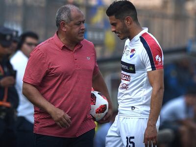 Francisco Arce, dando indicaciones a Víctor Dávalos.