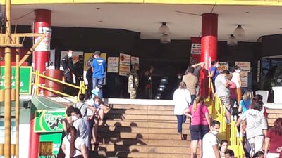 La Fiscalía tuvo que intervenir nuevamente frente al local del Supermercado Luisito ante la avalancha de personas que pretendían ingresar al local para proveerse de alimentos, a pesar de que se tiene 90 días para las compras.