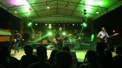 El bajista Víctor Trinidad, el guitarrista Javier Páez y el baterista Fernando Snead completan la formación de esta agrupación que actualmente se encuentra presentando “Mediofusil”, un EP con cinco canciones y un toque de historia en su portada.