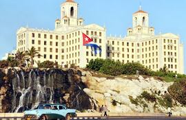 hotel-nacional-de-cuba-el-turismo-de-todas-partes-del-mundo-es-un-fuerte-ingreso-para-la-isla-que-puede-comerciar-con-cualquier-pais-menos-con-esta-194629000000-1358049.jpg