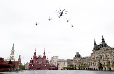 La imponente Plaza Roja en Moscú, escenario del tradicional desfile en conmemoración de la victoria sobre los nazis en la Segunda Guerra Mundial, este año vacía de espectadores e invitados, por el confinamiento debido a la pandemia del covid-19.