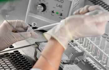 Dos personas que dieron positivo al COVID-19 salieron de sus domicilios pese a la prohibición de salir.