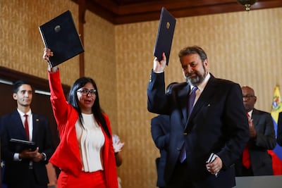 Delcy Rodríguez, vicepresidenta de Venezuela, y el diputado opositor Timoteo Zambrano participan en la firma de un acuerdo