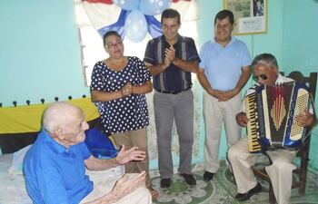 don-ngel-candia-jara-disfruto-de-la-serenata-que-le-ofrecieron-por-sus-100-anos--212443000000-1559648.jpg