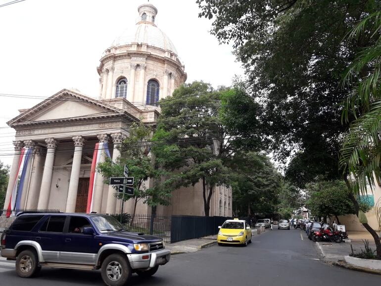 El Panteón Nacional, testigo de alegrías y tristezas de los asuncenos, ya está arreglado para las fiestas mayas. 