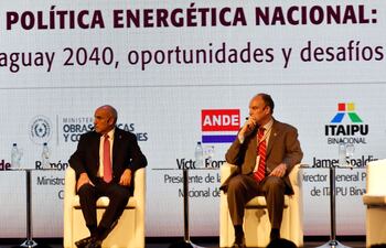 el-titular-de-la-ande-ing-victor-romero-y-el-director-de-itaipu-james-spalding-escuchan-la-exposicion-del-viceministro-mauricio-bejarano--204419000000-1570354.jpg