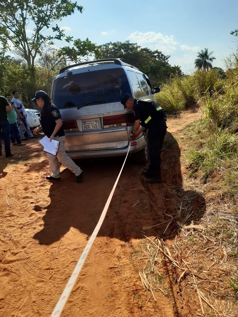 Personal policial trabaja en torno al otro vehículo usado para el atraco.