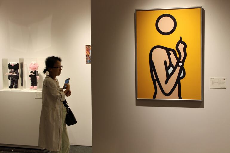 Obra "Ruth with Cigarette3", del artista británico Julian Opie, colgada en la subasta organizada por la casa Christie's en China, donde hay un mercado todavía dominado por el arte nacional pero con cada vez más interés en Occidente.