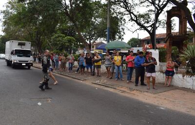 Las autoridades policiales, terminaron cooperando en el ordenamiento de las filas cerca de los “super” en Luque