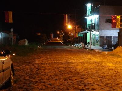 Velas colocadas frente a las casas de habitantes del barrio Las Mercedes de Horqueta. que piden a Dios que detenga la pandemia del coronavirus.