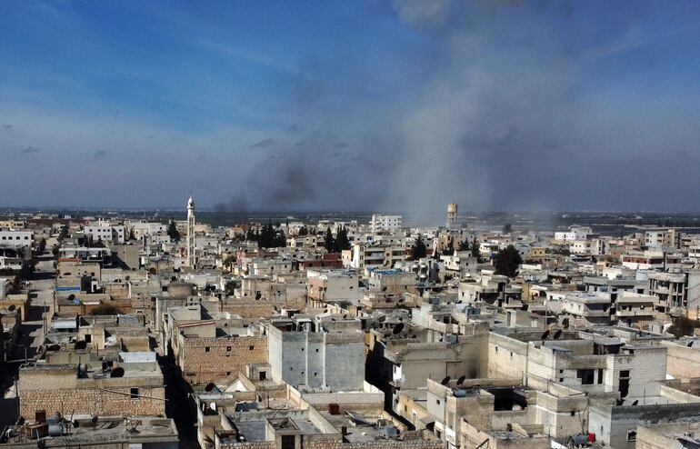 Humo se eleva desde la ciudad de Saraqib, en el norte de la provincia siria de Idlib.