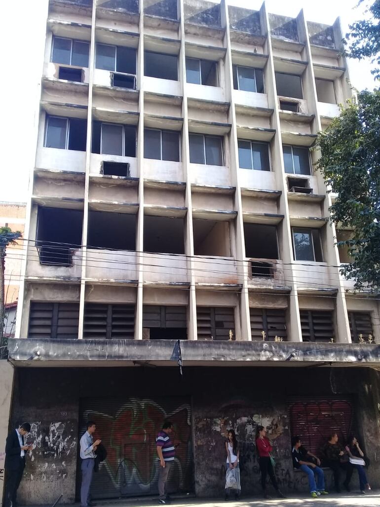 16 de agosto. La foto tomada al edificio ubicado en Haedo y 15 de agosto muestra que aún había varias aberturas con paños de vidrio. Los ladrones habían atacado el primer piso solamente.