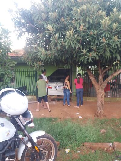 El vehículo chocó aparatosamente contra la vivienda.