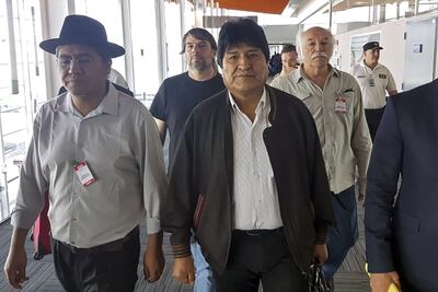 El expresidente boliviano Evo Morales (c) y su excanciller Diego Pary a su llegada a Argentina, el pasado jueves.