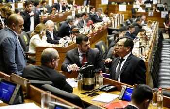 Los diputados cartistas Basilio Núñez (i), Justo Zacarías, Hugo Ramírez y Tadeo Rojas, en sesión.