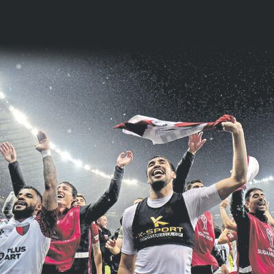 “Chelo” Estigarribia (chaleco negro), en el festejo de   Colón de Santa Fe, anteanoche en Belo Horizonte, tras la obtención del pase a la final de la Copa Sudamericana.