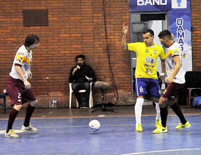 Diego Ortiz (10), de San Alfonso, en forma solitaria, encara la marca de Aldo Amarilla (d) y Ciro Martínez, de Bolívar.