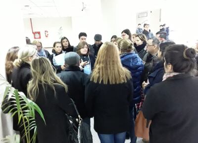 Trabajadores sociales, sicólogos y siquiatras forenses se manifestaron ayer en el Palacio de Justicia.