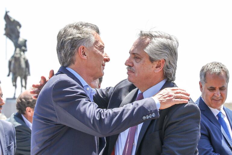 El presidente argentino Mauricio Macri saluda a su sucesor Alberto Fernández, el domingo en Luján.
