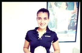 veronica-cepede-royg-posa-sonriente-con-el-trofeo-que-le-otorgaron-tras-adjudicarse-la-final-de-singles-del-challenger-de-caracas--224806000000-622258.jpg