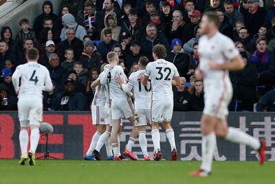 Los jugadores del Sheffield United se juntan a celebrar tras el gol en contra del arquero Guaita