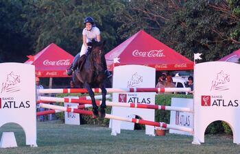 la-amazona-marlene-alonso-sorteando-uno-de-los-obstaculos-del-segundo-recorrido-cerrando-la-primera-jornada-como-la-unica-con-0-falta-en-el-campeonato-231539000000-1659876.jpg