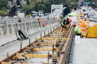 Obreros mientras trabajan en la renovación del puente flotante Homer M. Hadley Memorial sobre el lago Washington, el 16 de abril de 2019, en Seattle (EE.UU.).