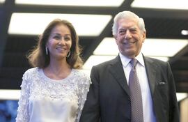 rodeado-de-familiares-amigos-y-personalidades-del-mundo-de-la-politica-y-la-sociedad-ademas-de-su-actual-pareja-isabel-preysler-el-escritor-peruan-224837000000-1444674.jpg