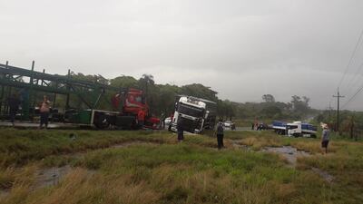 La pista mojada sería la causante del choque.
