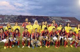 integrantes-del-plantel-de-cerro-porteno-ingresaron-al-campo-de-juego-en-compania-de-sus-madres-a-quienes-homenajearon-minutos-antes-del-partido--214208000000-1329409.jpg