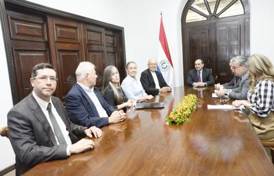 Autoridades de iglesias y organizaciones pro vida junto al canciller Antonio Rivas.