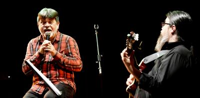 Ricardo Flecha junto a Gabriel Colmán en su concierto dedicado a Seeger.