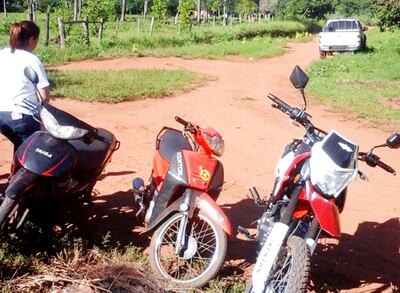 Una mujer observa el lugar donde se registró el hecho. Fue ayer a la madrugada en la colonia Andrés Barbero de San Pedro.