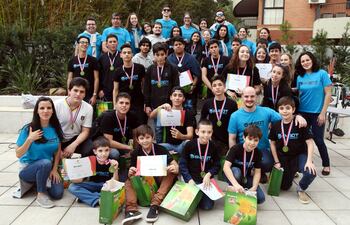 los-ganadores-del-campeonato-nacional-de-robotica-posan-con-sus-medallas--202229000000-1606867.jpg