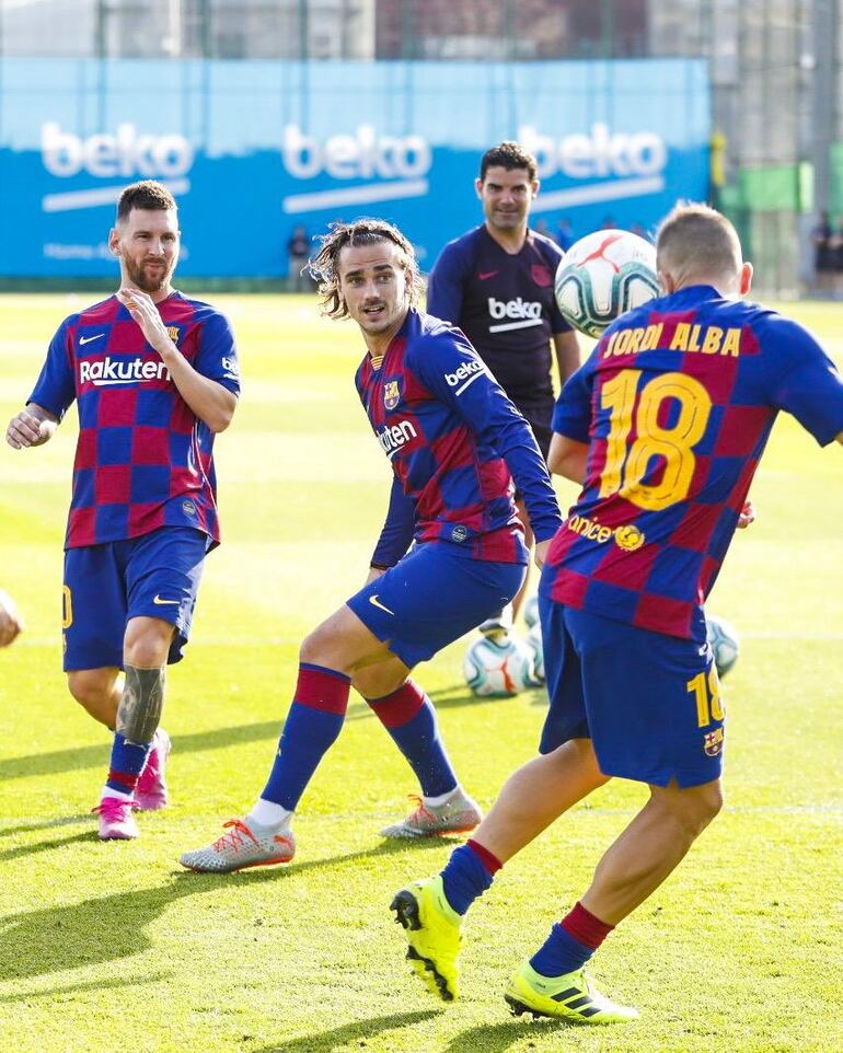Messi junto a Antoine Griezmann y Jordi Alba.