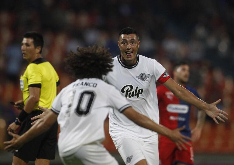 Óscar René Cardozo Marín (36 años) festeja su gol, el segundo de Libertad frente al Independiente Medellín. A su paso sale Iván René Franco en la  celebración.