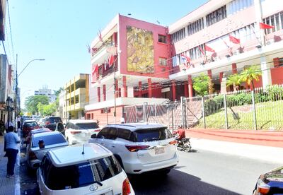 Decenas de vehículos estacionados en doble fila frente a la sede de la ANR en Asunción. La Intendencia no ordenó control alguno.